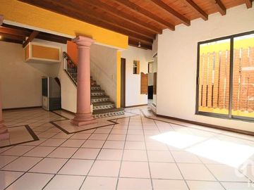 CASA CONDOMINIO EN VENTA NORTE DE CUERNAVACA,  ALBERCA Y TERRAZA CON VISTA PANORÁMICA ARBOLADA