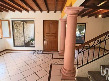 CASA CONDOMINIO EN VENTA NORTE DE CUERNAVACA,  ALBERCA Y TERRAZA CON VISTA PANORÁMICA ARBOLADA