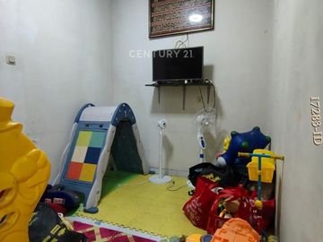 Rumah Dengan Tanah Luas Strategis Dekat Stasiun Sudimara