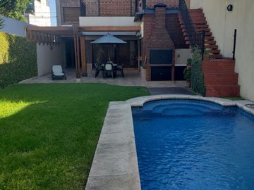 CHALET 5 AMB. COCHERAS - PISCINA - EXCELENTE
