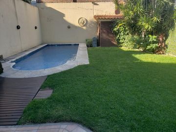 CHALET 5 AMB. COCHERAS - PISCINA - EXCELENTE