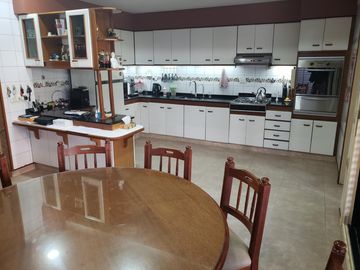 CHALET 5 AMB. COCHERAS - PISCINA - EXCELENTE