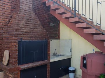 CHALET 5 AMB. COCHERAS - PISCINA - EXCELENTE