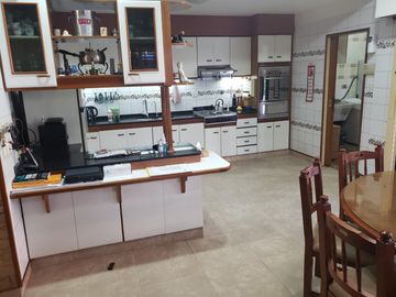 CHALET 5 AMB. COCHERAS - PISCINA - EXCELENTE
