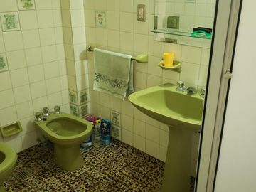 CHALET 5 AMB. COCHERAS - PISCINA - EXCELENTE
