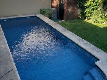 CHALET 5 AMB. COCHERAS - PISCINA - EXCELENTE