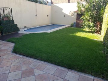 CHALET 5 AMB. COCHERAS - PISCINA - EXCELENTE