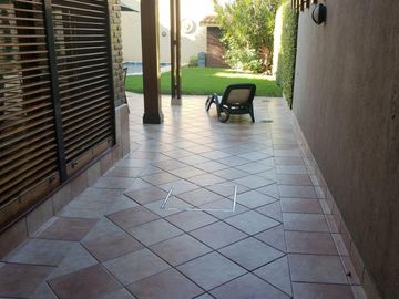 CHALET 5 AMB. COCHERAS - PISCINA - EXCELENTE