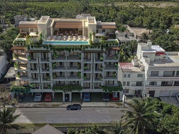 Condominio con jardín de 29m2, 2 terrazas, alberca con vista al mar, a 200 metro