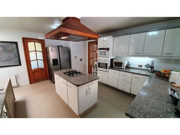 Casa En Venta / Los Trapenses / Colegio Everest