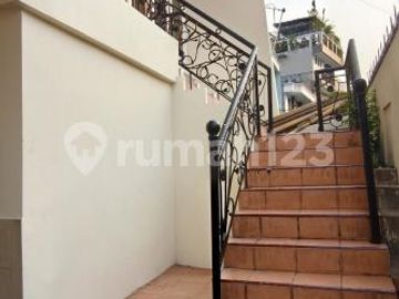 Dijual Rumah 3 Lantai Puri Indah | 4+1 KT