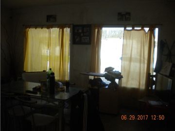 Casa de tres dormitorios sobre terreno de 10mt de frente por 30mt