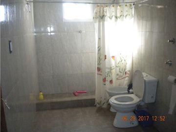 Casa de tres dormitorios sobre terreno de 10mt de frente por 30mt