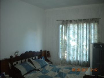 Casa de tres dormitorios sobre terreno de 10mt de frente por 30mt