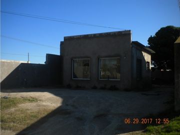 Casa de tres dormitorios sobre terreno de 10mt de frente por 30mt