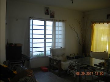 Casa de tres dormitorios sobre terreno de 10mt de frente por 30mt