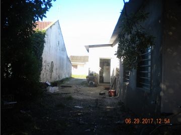 Casa de tres dormitorios sobre terreno de 10mt de frente por 30mt