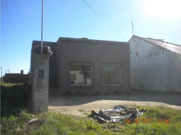Casa de tres dormitorios sobre terreno de 10mt de frente por 30mt