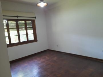 Excelente PH independiente 3 ambientes con terraza, balcón. Impecable.