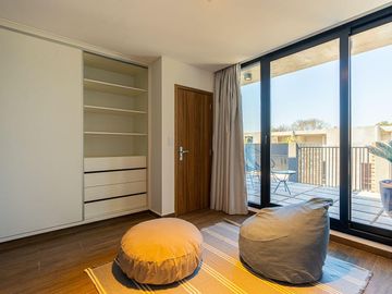 Venta departamento duplex de dos dormitorios con terraza exclusiva. Rosario, Fisherton
