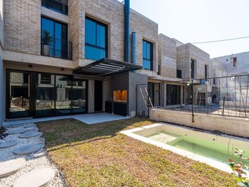 Venta departamento duplex de dos dormitorios con terraza exclusiva. Rosario, Fisherton