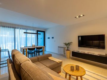 Venta departamento duplex de dos dormitorios con terraza exclusiva. Rosario, Fisherton