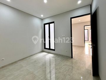 Disewakan rumah baru di tebet akses jalan dua mobil minimal dua tahun