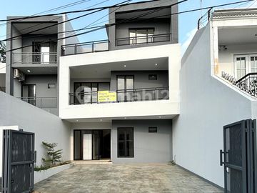 Disewakan rumah baru di tebet akses jalan dua mobil minimal dua tahun
