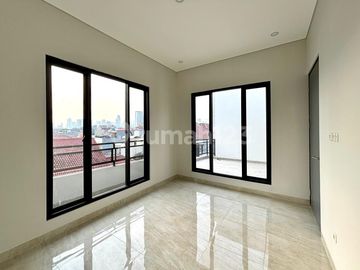 Disewakan rumah baru di tebet akses jalan dua mobil minimal dua tahun