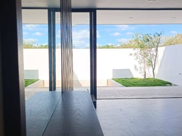 Casa con terraza techada, alberca, cochera para 2 autos, en venta, Xcanatun