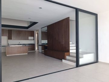 Casa con terraza techada, alberca, cochera para 2 autos, en venta, Xcanatun