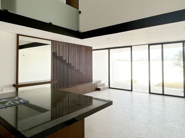 Casa con terraza techada, alberca, cochera para 2 autos, en venta, Xcanatun
