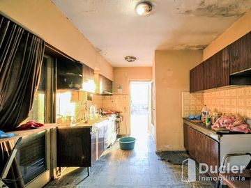 ECUADOR 994 - DEPÓSITO CON CASA EN PLANTA ALTA - US$ 154.000