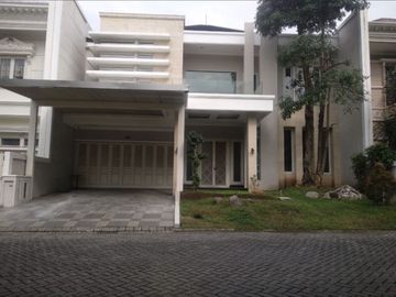 Rumah elegan di main road di villa bukit Regency Pakuwon sby