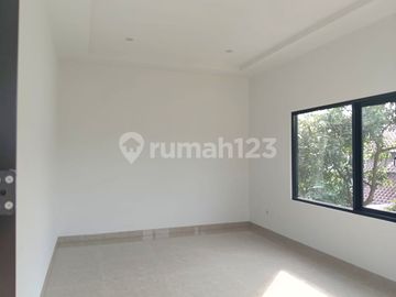 Rumah Modern Minimalis Hook PPJB Siap Huni di Kencana Loka BSD