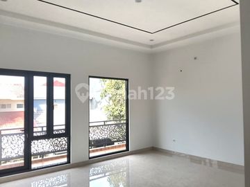 Rumah Modern Minimalis Hook PPJB Siap Huni di Kencana Loka BSD