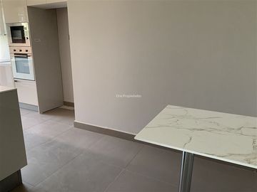 La Dehesa Arriendo Dpto 3D3B + Serv Gran terraza con vidrios