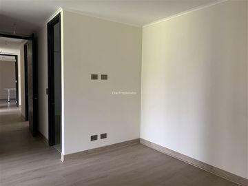 La Dehesa Arriendo Dpto 3D3B + Serv Gran terraza con vidrios