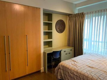 Condominium 1 Bedroom: 1BR Condo For Sale in Edades Tower and Garden Villas Rockwell Makati City