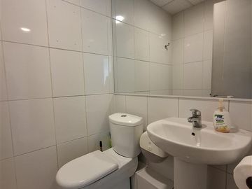 AP771 58 m planta libre 2 baños y kitchenette est y bod
