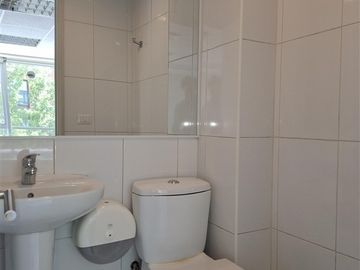 AP771 58 m planta libre 2 baños y kitchenette est y bod