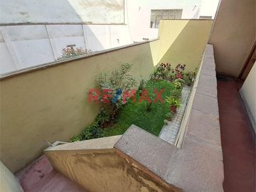 Casa de 2 Pisos + Azotea +  Estacionamiento para 2 Vehículos en Venta - Al costado de la Clínica Stella Maris 

Área 154 m2 
Área construida 290 m2