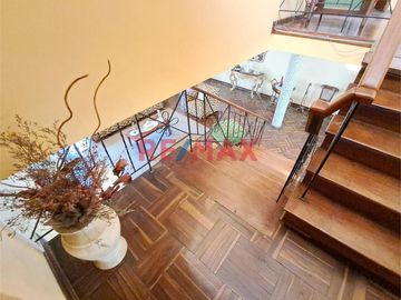 Casa de 2 Pisos + Azotea +  Estacionamiento para 2 Vehículos en Venta - Al costado de la Clínica Stella Maris 

Área 154 m2 
Área construida 290 m2
