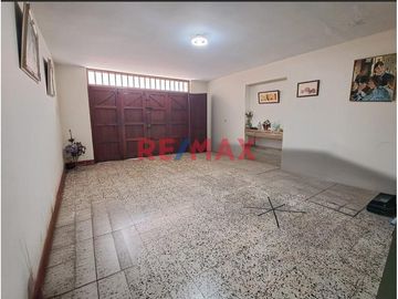 Casa de 2 Pisos + Azotea +  Estacionamiento para 2 Vehículos en Venta - Al costado de la Clínica Stella Maris 

Área 154 m2 
Área construida 290 m2