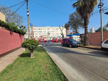 Casa de 2 Pisos + Azotea +  Estacionamiento para 2 Vehículos en Venta - Al costado de la Clínica Stella Maris 

Área 154 m2 
Área construida 290 m2