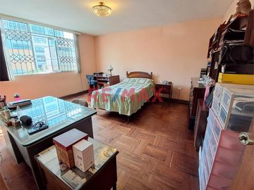 Casa de 2 Pisos + Azotea +  Estacionamiento para 2 Vehículos en Venta - Al costado de la Clínica Stella Maris 

Área 154 m2 
Área construida 290 m2