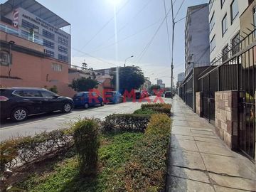 Casa de 2 Pisos + Azotea +  Estacionamiento para 2 Vehículos en Venta - Al costado de la Clínica Stella Maris 

Área 154 m2 
Área construida 290 m2