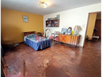 Casa de 2 Pisos + Azotea +  Estacionamiento para 2 Vehículos en Venta - Al costado de la Clínica Stella Maris 

Área 154 m2 
Área construida 290 m2