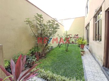 Casa de 2 Pisos + Azotea +  Estacionamiento para 2 Vehículos en Venta - Al costado de la Clínica Stella Maris 

Área 154 m2 
Área construida 290 m2