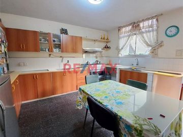 Casa de 2 Pisos + Azotea +  Estacionamiento para 2 Vehículos en Venta - Al costado de la Clínica Stella Maris 

Área 154 m2 
Área construida 290 m2